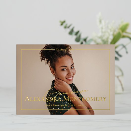 Elegant Script Grad Photo Graduation Announcement 箔招待状 (立ち正面)