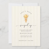 Elegant Script She’s Been Scooped Up Bridal Shower 招待状 (正面)