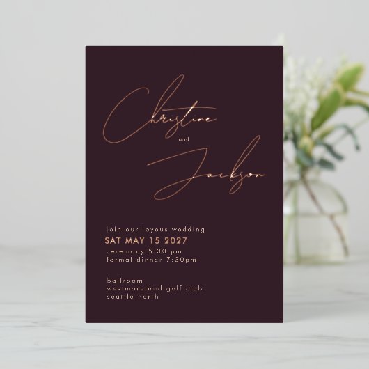 Elegant Script Typography Modern Plum Wedding Rose 箔招待状 (立ち正面)