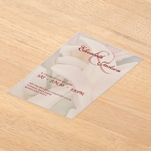 Elegant Soft Romantic Floral Lily Script Wedding アクリル招待状 (レイダウン)