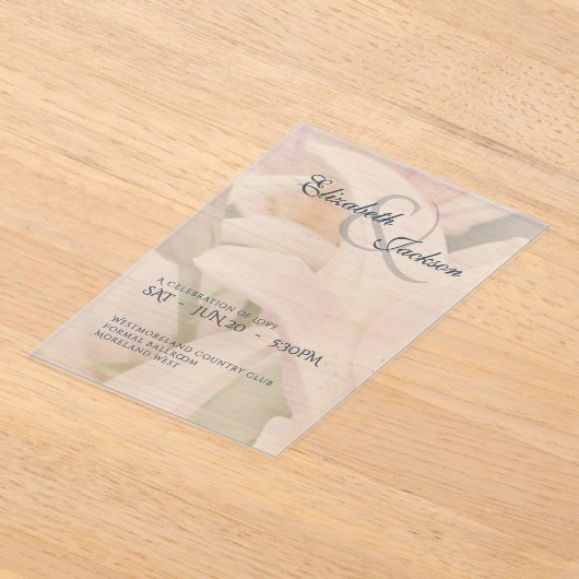 Elegant Soft Romantic Floral Lily Script Wedding アクリル招待状 (レイダウン)