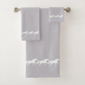 Elegant Stylish White Horses on Silver Gray バスタオルセット (インサイチュ)