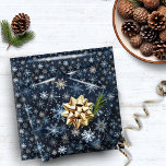 Elegant Vintage Blue White Snowflake Pattern ラッピングペーパーシート<br><div class="desc">優雅なヴィンテージに着想されたスノーフレークのクリスマスラッピングペーパーで冬の魔法をキャプチャ。穏やかな青い背景に繊細な雪が舞い、穏やかで落ち着いた感覚を疑問に思作り出す。デザインもしまたは一致する製品に関するサポートが必要な場合は、katescreationszazzle@gmail.comまでメールでお問い合わせください</div>