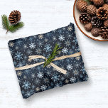 Elegant Vintage Blue White Snowflake Pattern 薄葉紙<br><div class="desc">冬の魔法を私たちのエレガントヴィンテージ雪インスパイア雪のクリスマスティッシュペーパーでキャプチャ。穏やかな青い背景に繊細な雪が舞い、穏やかで落ち着いた感覚を疑問に思作り出す。デザインもしまたは一致する製品に関するサポートが必要な場合は、katescreationszazzle@gmail.comまでメールでお問い合わせください</div>