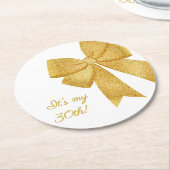 Elegant White and Gold Glitter Bow Birthday ラウンドペーパーコースター (アングル)