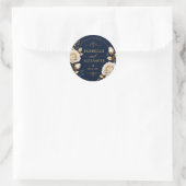 Elegant White and Gold Rose on Navy Blue ラウンドシール (バッグ)
