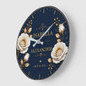 Elegant White and Gold Rose on Navy Blue ラージ壁時計 (傾斜)