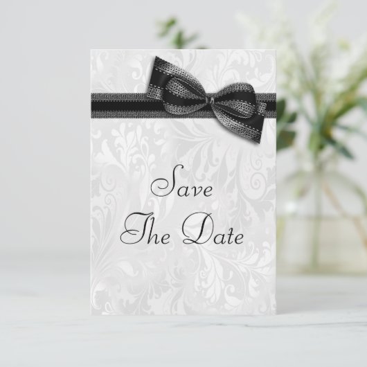Elegant White Damask Save the Date with Faux Bow 招待状 (スタンド正面)