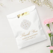 Elegant White Floral Ivory Gold Border Wedding フェイバーバッグ (封をした状態)