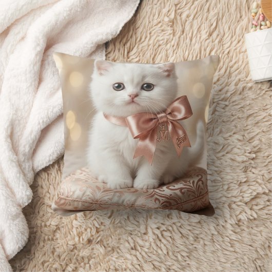 Elegant White Kitten Boutique クッション (ブランケット)