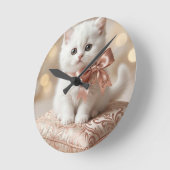 Elegant White Kitten Boutique ラウンド壁時計 (傾斜)