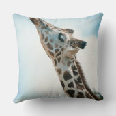 Elegant Wild Giraffe Throw Pillow – Safari Animal  クッション (裏面)