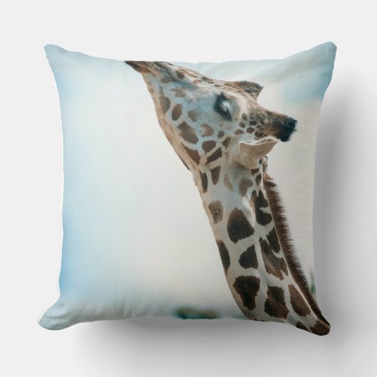 Elegant Wild Giraffe Throw Pillow – Safari Animal  クッション (正面)