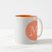 Elegante geometría de chevrón y monograma ツートーンマグカップ (正面右)