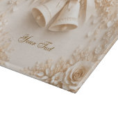 Elegantes Hochzeitsdesign mit Glocken und Rosen カッティングボード (角)