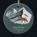 Elegent Christmas Winter Mountain Scene Photo セラミックオーナメント<br><div class="desc">トナカイエレガントと赤い（鳥）ショウジョウコウカンチョウの鳥で飾られたクリスマスの雪の山のシーン。個人カスタマイズ情報を簡単に作成して、背面の写真を含む独自の情報。今季の家族や友人のための理想的なハッピーホリデーの贈り物と記念品。</div>