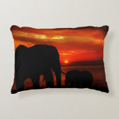 Elephants at Sunset アクセントクッション (正面)