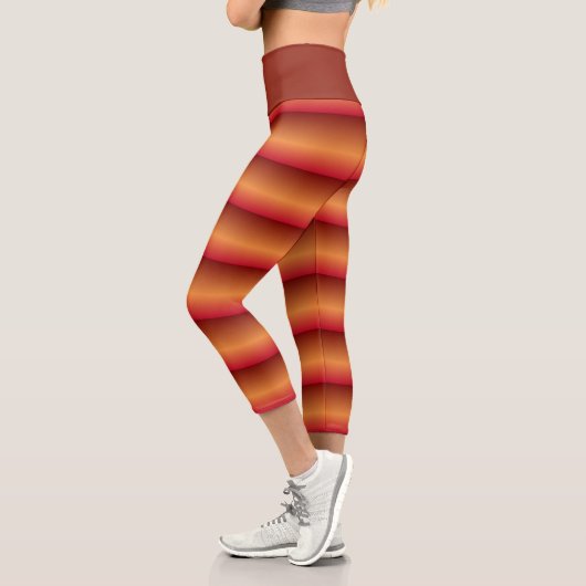 Ember Glow作物：サンセットストライプのActivewear カプリレギンス (左)