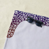 Embossed Indigo Gradient Paw Print Dog Outline ビーチタオル (インサイチュ)