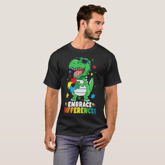 Embrace Differences T Rex Dinosaur Autism Awarenes Tシャツ (正面フル)