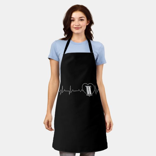 Embroidery Heartbeat Lover Tee エプロン (着用した状態)