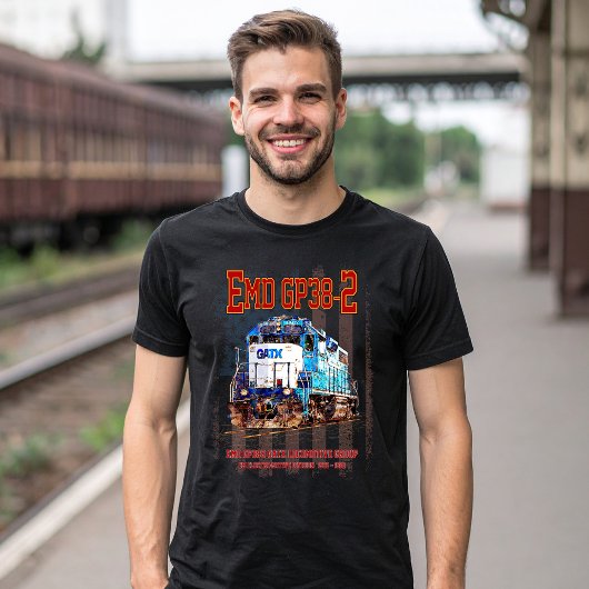 EMD GP38-2ディーゼル機関車とアメリカ国旗 Tシャツ