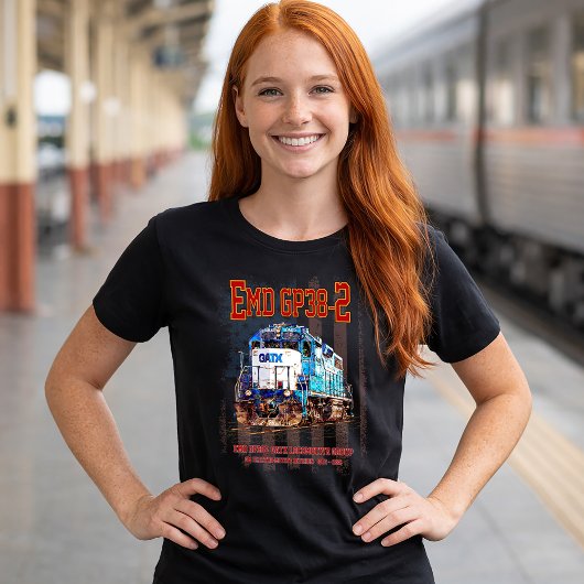 EMD GP38-2ディーゼル機関車とアメリカ国旗 Tシャツ