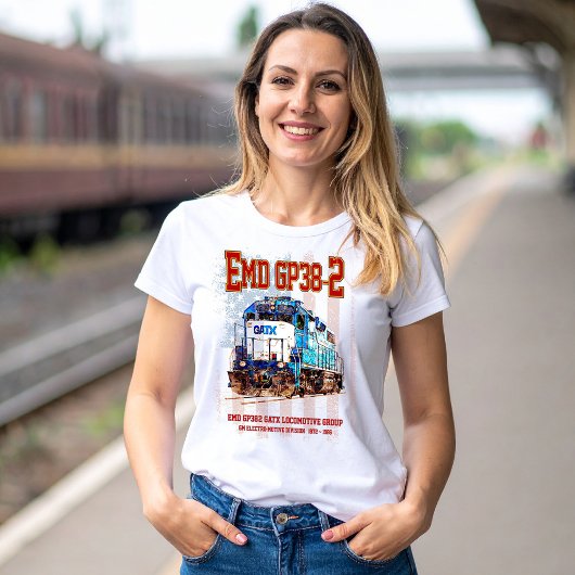 EMD GP38-2ディーゼル機関車とアメリカ国旗 Tシャツ