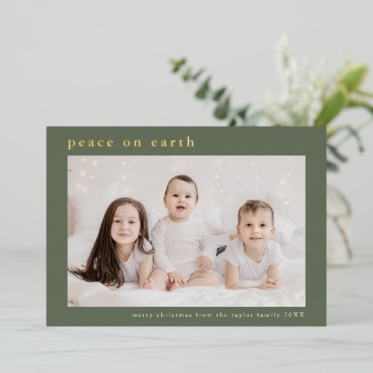 EMELIAグリーンフォイル写真の平和に地球クリスマス 箔シーズンカード (立ち正面)