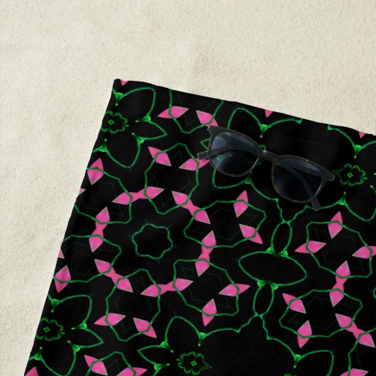 Emerald and Pink Kaleidoscope ビーチタオル (インサイチュ)