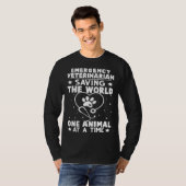 Emergency Veterinarian Saving The World Animal At  Tシャツ (正面フル)