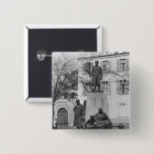 Emile Zolaへの記念碑 缶バッジ (正面&裏面)