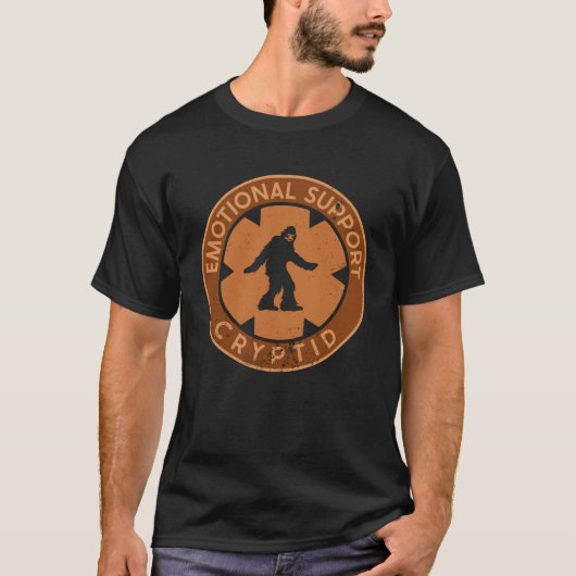Emotional Support Bigfoot Tシャツ (正面)