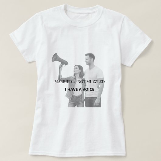 Empowered & Married – Feminist T-Shirt for  Wives Tシャツ (デザイン正面)