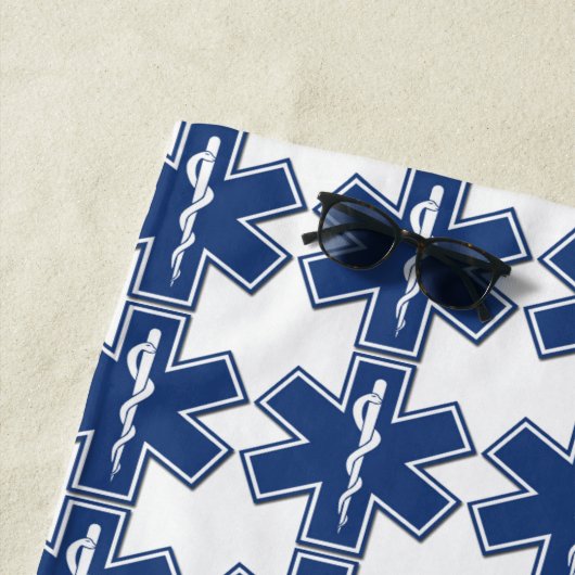 EMSの救急医療隊員およびEMTの活動的な救助のロゴ ビーチタオル (インサイチュ)