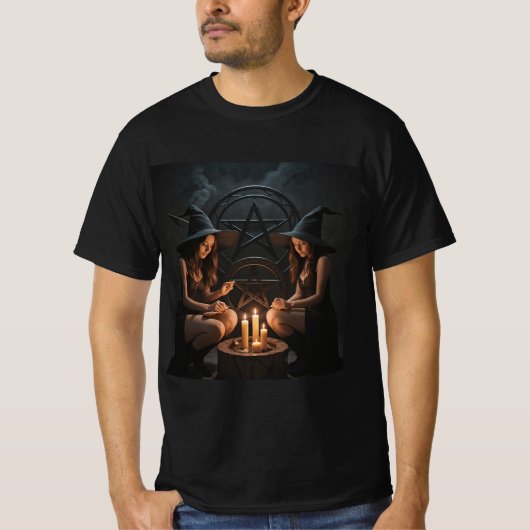 Encantamientos Oscuros: Dos Brujas en Acción Tシャツ (正面)