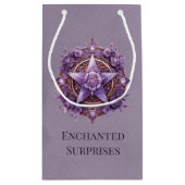 Enchanted Surprises – Customizable Witchy Gift Bag スモールペーパーバッグ (裏面)