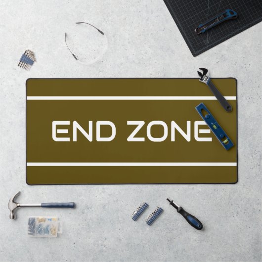END ZONE Modern White Text Stripes On Bold Brown デスクマット (ワークステーション)