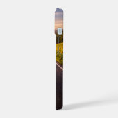 Endless Road Through Desert Landscape Phone Case iPhone 15ケース (左側面)