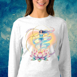 Energía Femenina renace en la flor del Loto Tシャツ