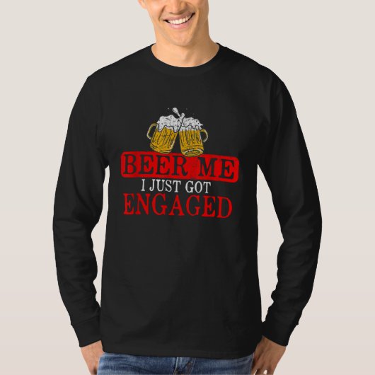 Engagement Beer Me Got Engaged Men Groom Alcohol D Tシャツ (正面)