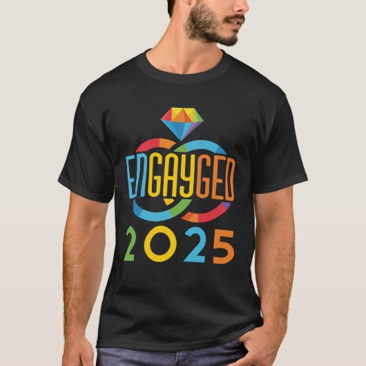 Engayged 2025ゲイ婚約LGBTQ Rainbow Tシャツ (正面)
