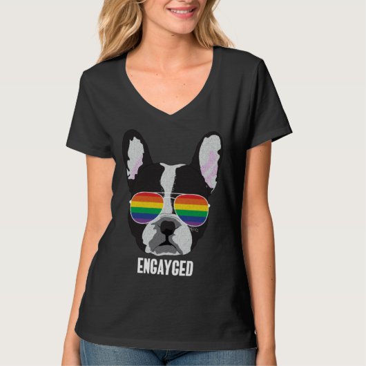Engayged  Boston Terrier Dog Gay Pride Tシャツ (正面)