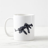 EOTechは戦術的なカラシニコフ自動小銃の突撃銃を見ました コーヒーマグカップ (左)