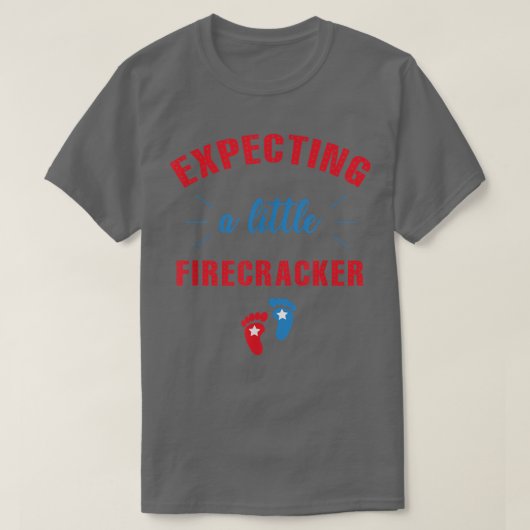 Epecting a Little Firecracker 4th of July Mom Preg Tシャツ (デザイン正面)