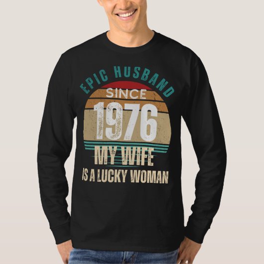 Epic 76 Hubby Tee：幸運な妻の喜び、メンズおもしろい Tシャツ (正面)