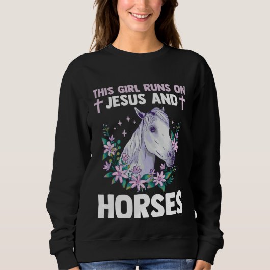 Equestrian Christian This Girl Runs On Jesus And H スウェットシャツ (正面)
