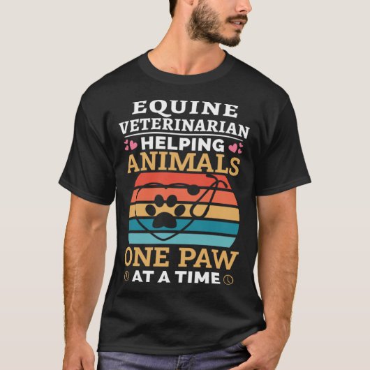 Equine Veterinarian Helping Animals One Paw At Tim Tシャツ (正面)