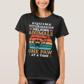 Equine Veterinarian Helping Animals One Paw At Tim Tシャツ (正面)