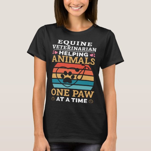 Equine Veterinarian Helping Animals One Paw At Tim Tシャツ (正面)